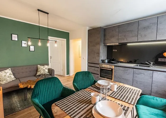 MESSE+UNI: Modern&Stylish for 4: Kitchen+Parking