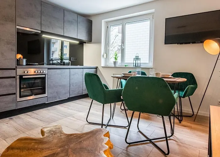 MESSE+UNI: Modern&Stylish for 4: Kitchen+Parking
