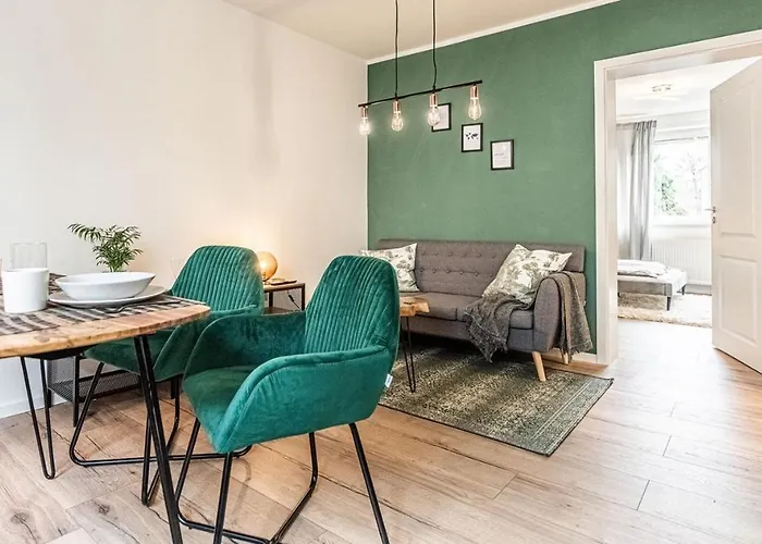 MESSE+UNI: Modern&Stylish for 4: Kitchen+Parking